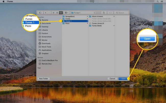iTunes-ikkuna Macissa, jossa on iTunes-kirjastokansio ja Avaa-painike korostettuna