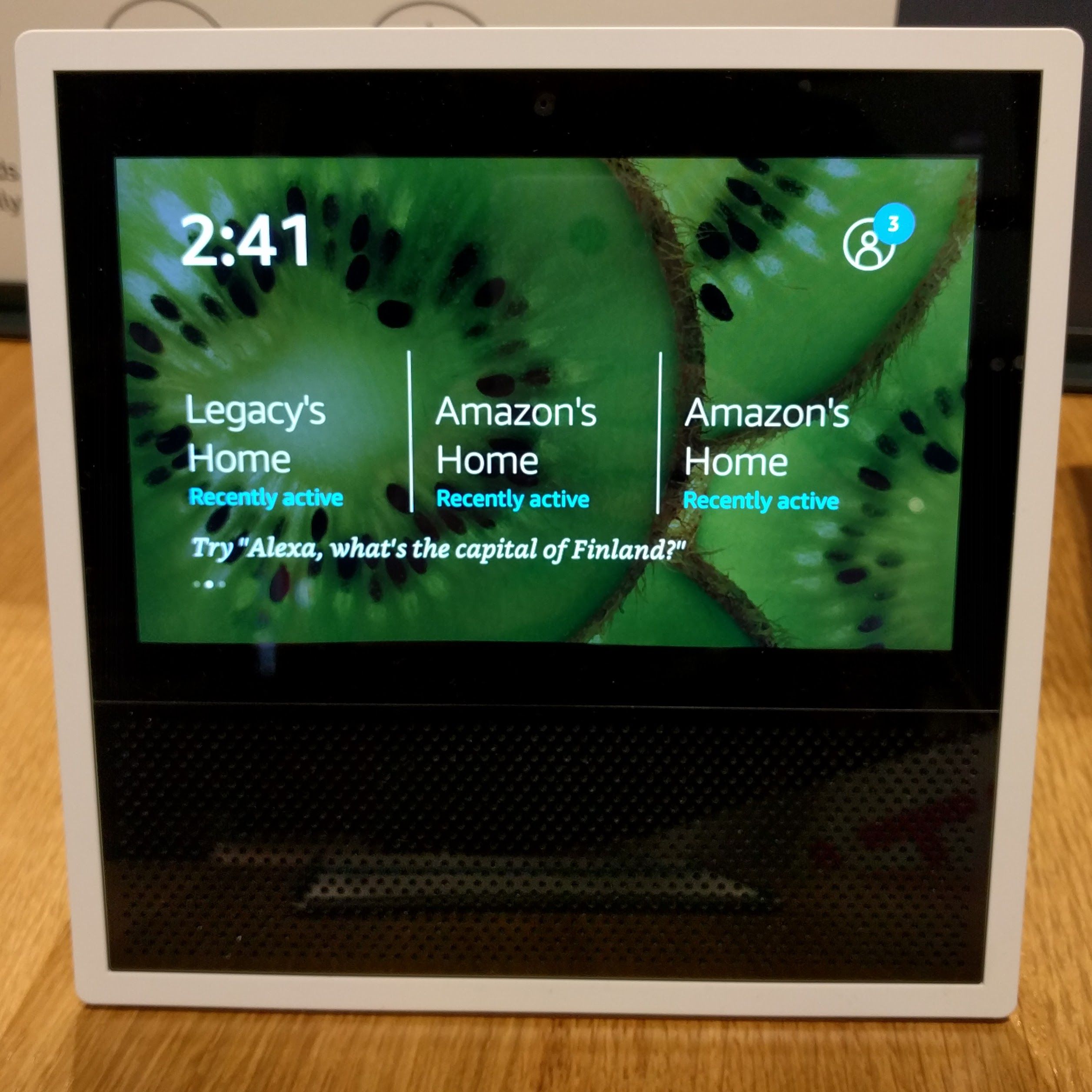 Amazon Echo Show in white 5b9ec8c8c9e77c0050bd895d