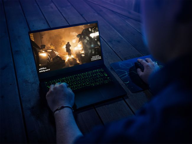 Joku pelaa Razer Blade Stealth 13 -pelikannettavalla.