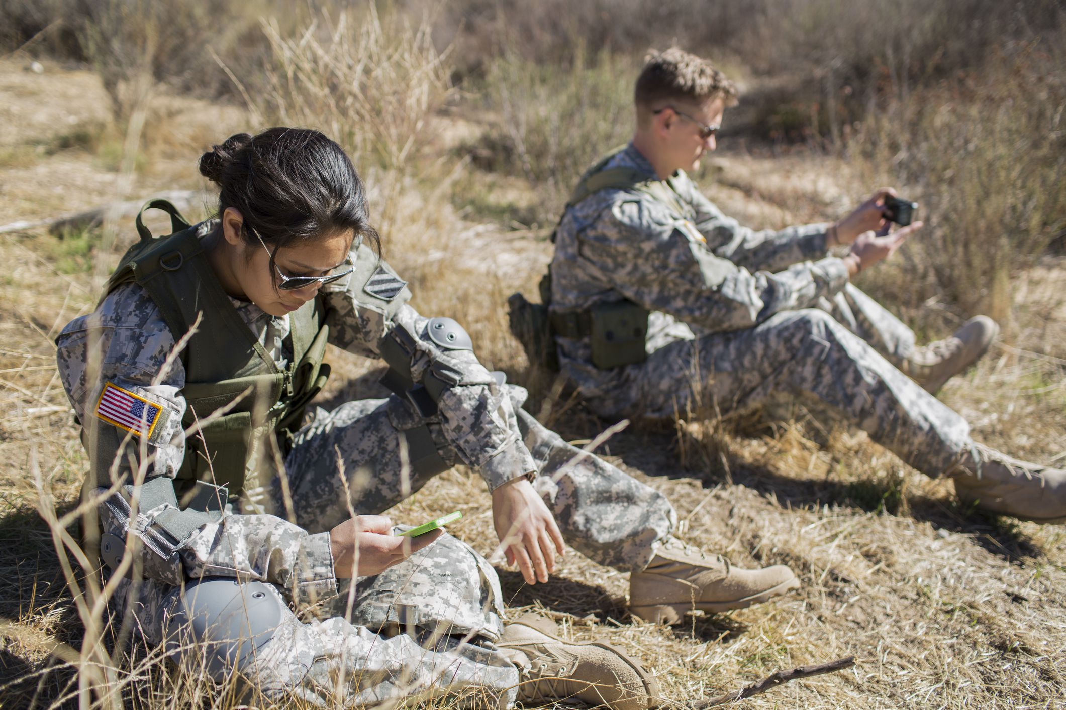 Twoactivedutymilitaryontheirphones CatherineLedner Stonecollection GettyImages 533929279 f03b676ffa1a46efbc207d2c59c95bd8