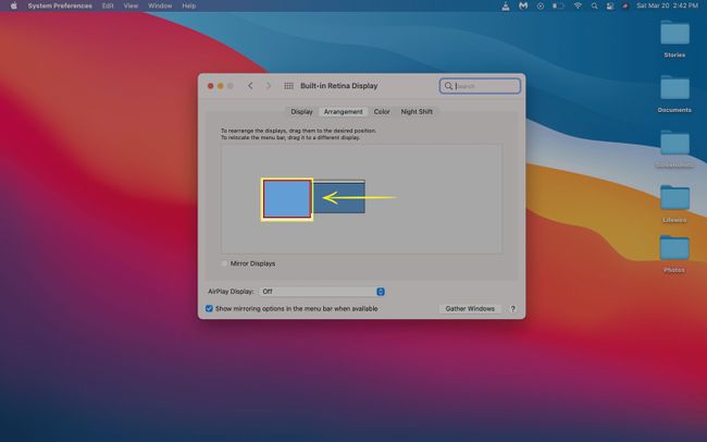 Näytön vetäminen macOS-näytön asetteluvaihtoehtoihin.