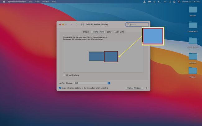 Napsauttamalla näyttöä vetämällä se macOS-näytön asetteluvaihtoehtoihin.