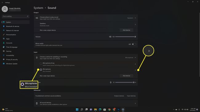 Sininen lumipallomikrofoni ja oikea nuoli Windows 11:n ääniasetuksissa