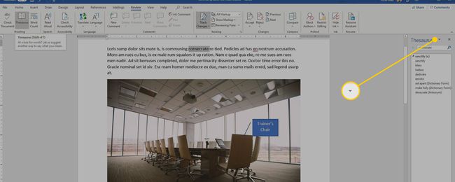 Microsoft Word, jossa valintanuoli on korostettu sanasanastoikkunassa