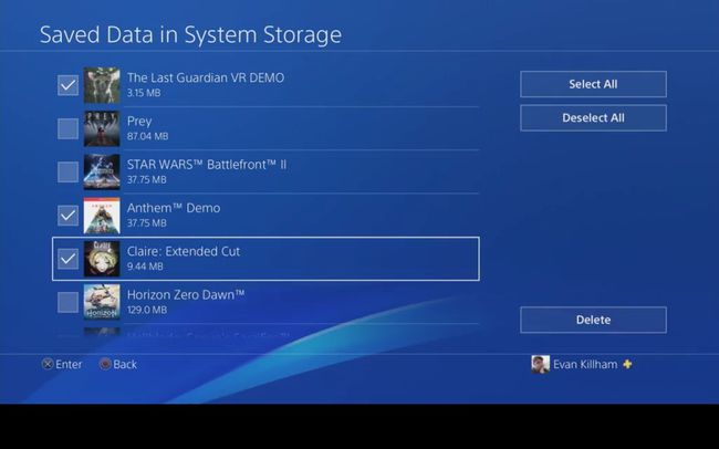 Poistettavien tiedostojen valitseminen PS4:n Tallennetuista tiedoista.