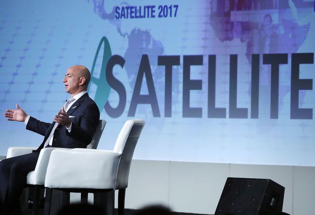 Jeff Bezos, Amazonin toimitusjohtaja ja Blue Originin perustaja, puhuu Access Intelligencen SATELLITE 2017 -konferenssissa