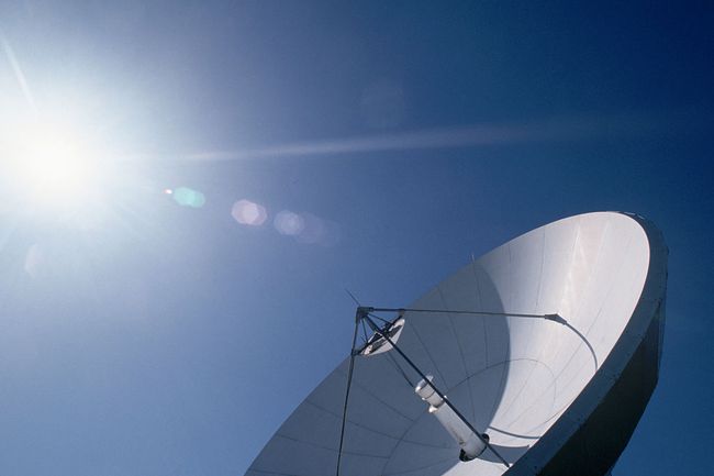 Aurinko paistaa satelliittiantennin yli