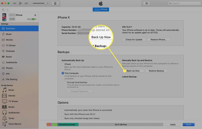 iTunes, jossa Varmuuskopioi nyt -painike on korostettuna