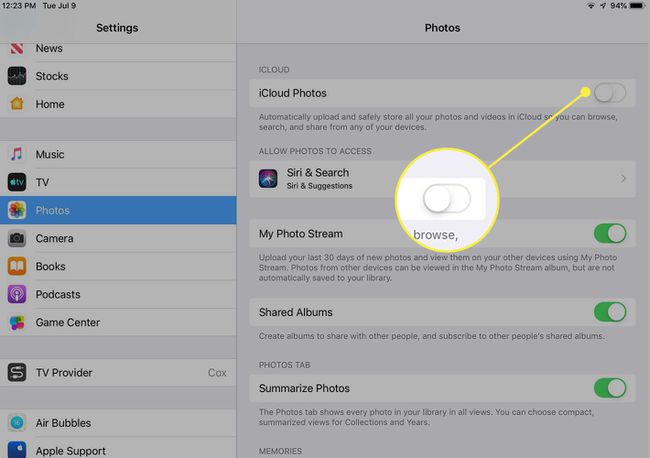 Kuvakaappaus iPadin Photos-asetuksista, jossa iCloud Photos -kytkin on korostettuna