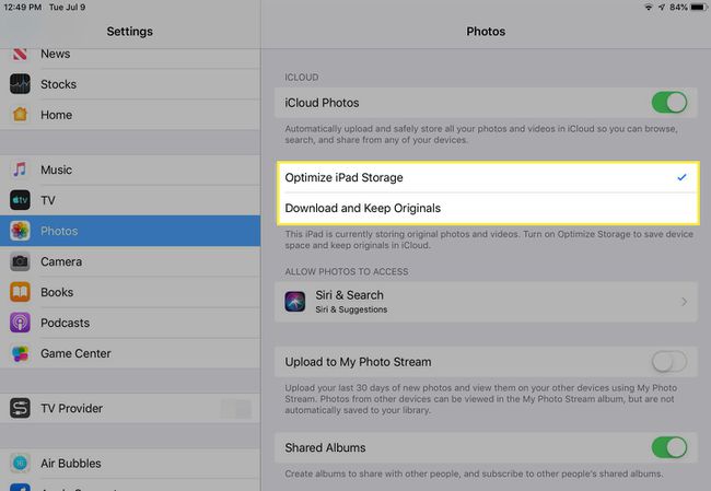 Kuvakaappaus iPad Photos -asetuksista, joissa Optimoi iPadin tallennustila- ja Lataa ja säilytä alkuperäiset -vaihtoehdot korostettuina
