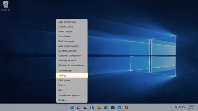 Asetukset korostettuna Windows 11:n päävalikossa.