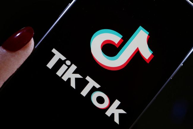 Valokuva älypuhelimen näytöllä näkyvästä TikTok-logosta