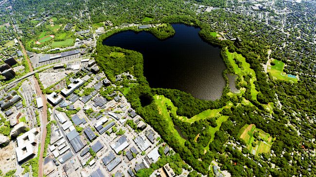 3D-droone-satelliittinäkymä Bostonin puistoon ja teollisuusalueeseen