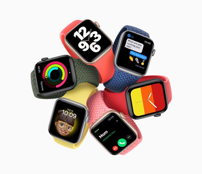 Apple Watch SE -malleja eri väreissä.