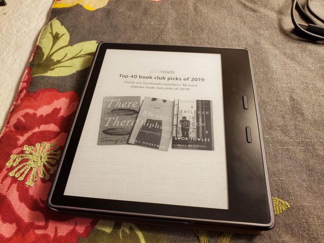 Amazon Kindle Oasis makaa pöydällä. 