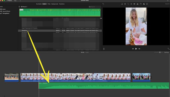 iMovie-projekti, jossa kappale vedetään aikajanalle