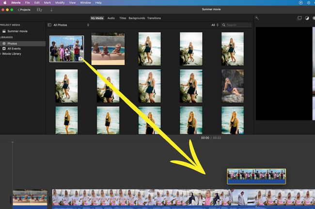 iMovie-projekti nuolella, joka osoittaa, että valokuvaa vedetään aikajanalle