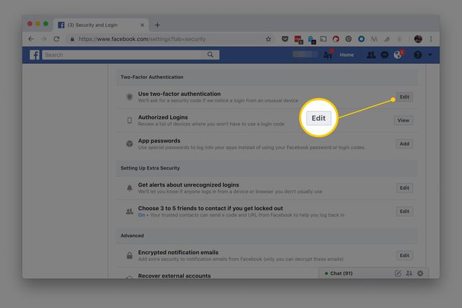 Muokkaa-painike kohteelle "Kaksitekijäisen todennuksen käyttäminen" -osio Facebookin suojaus- ja kirjautumissivulla