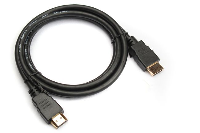 HDMI-kaapeli, jossa kullatut liittimet ja etiketti näkyvissä.