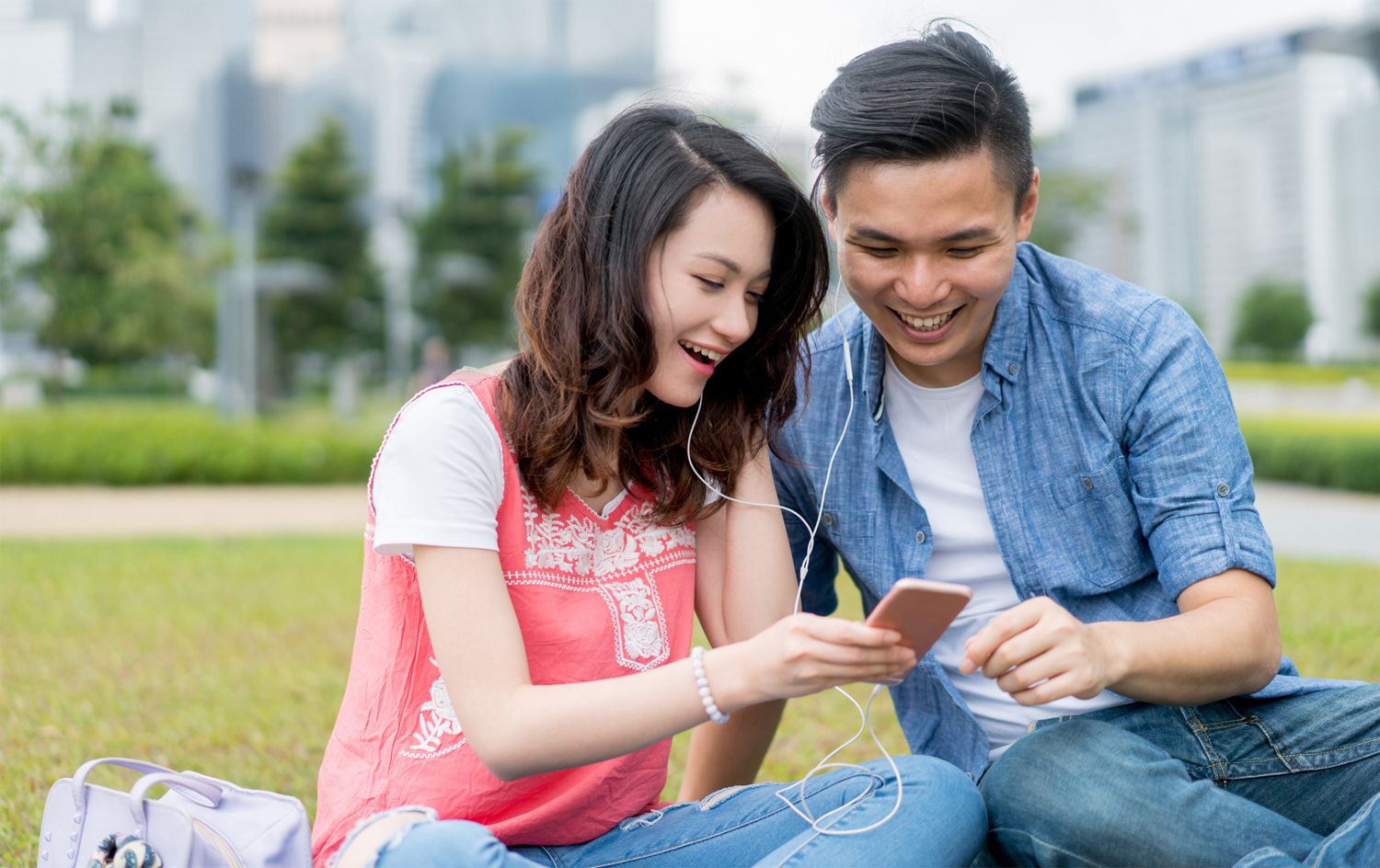 Getty images couple listening to music 539237388 fa411f219cce4ba5890efd1a697bbdc3