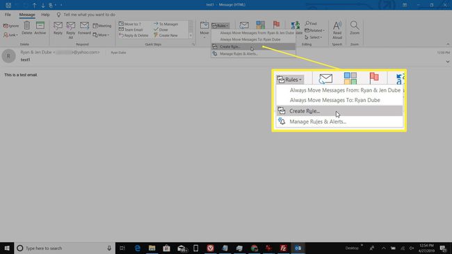 Kuvakaappaus säännön luomisesta sähköpostiviestiin Outlookissa.