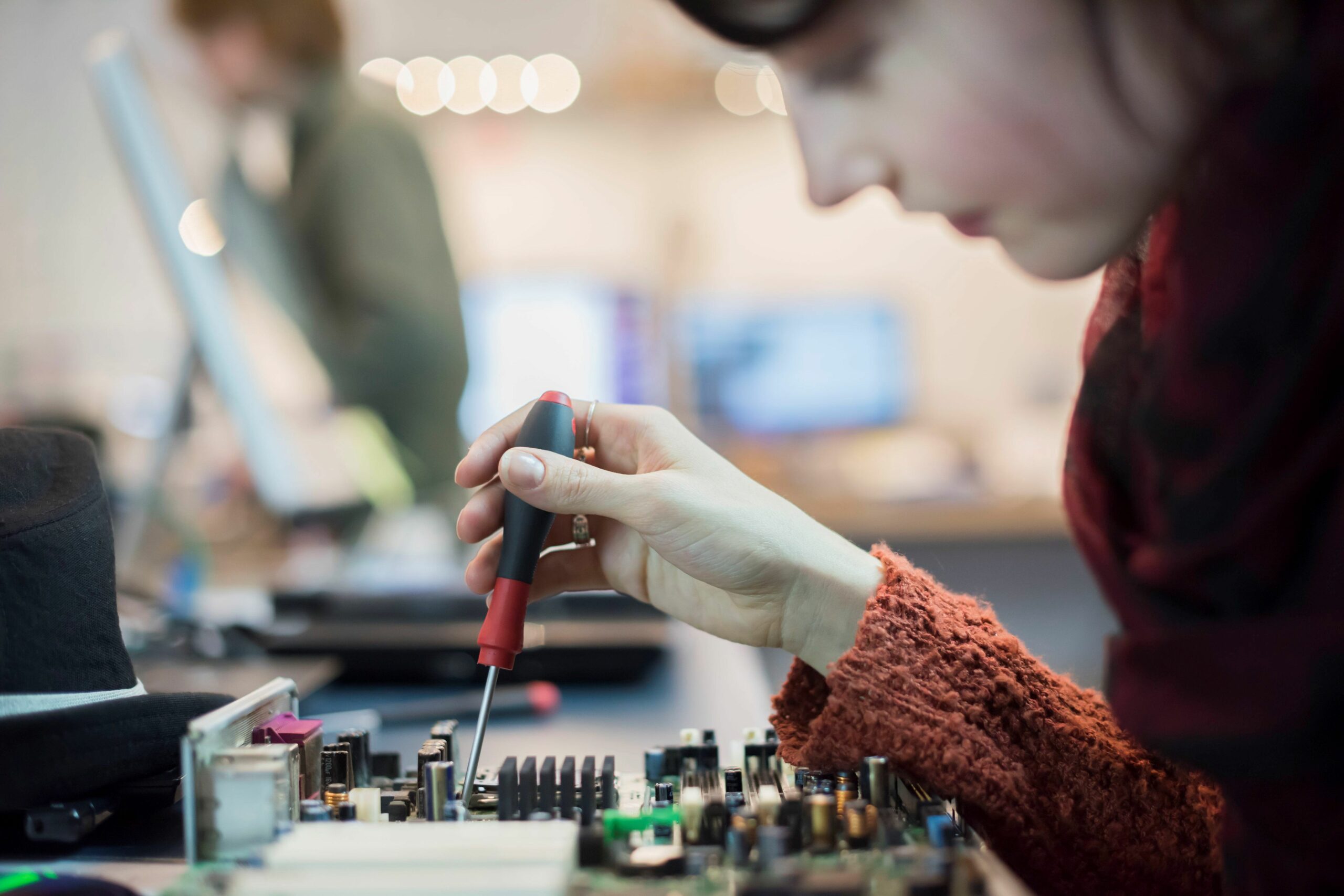 computer repair shop a woman using an electronic screwdriver tool on a computer circuit board 546999517 57a25f453df78c32762ad89e be9dc32d96f14b1196bed2ccbb07d88d scaled