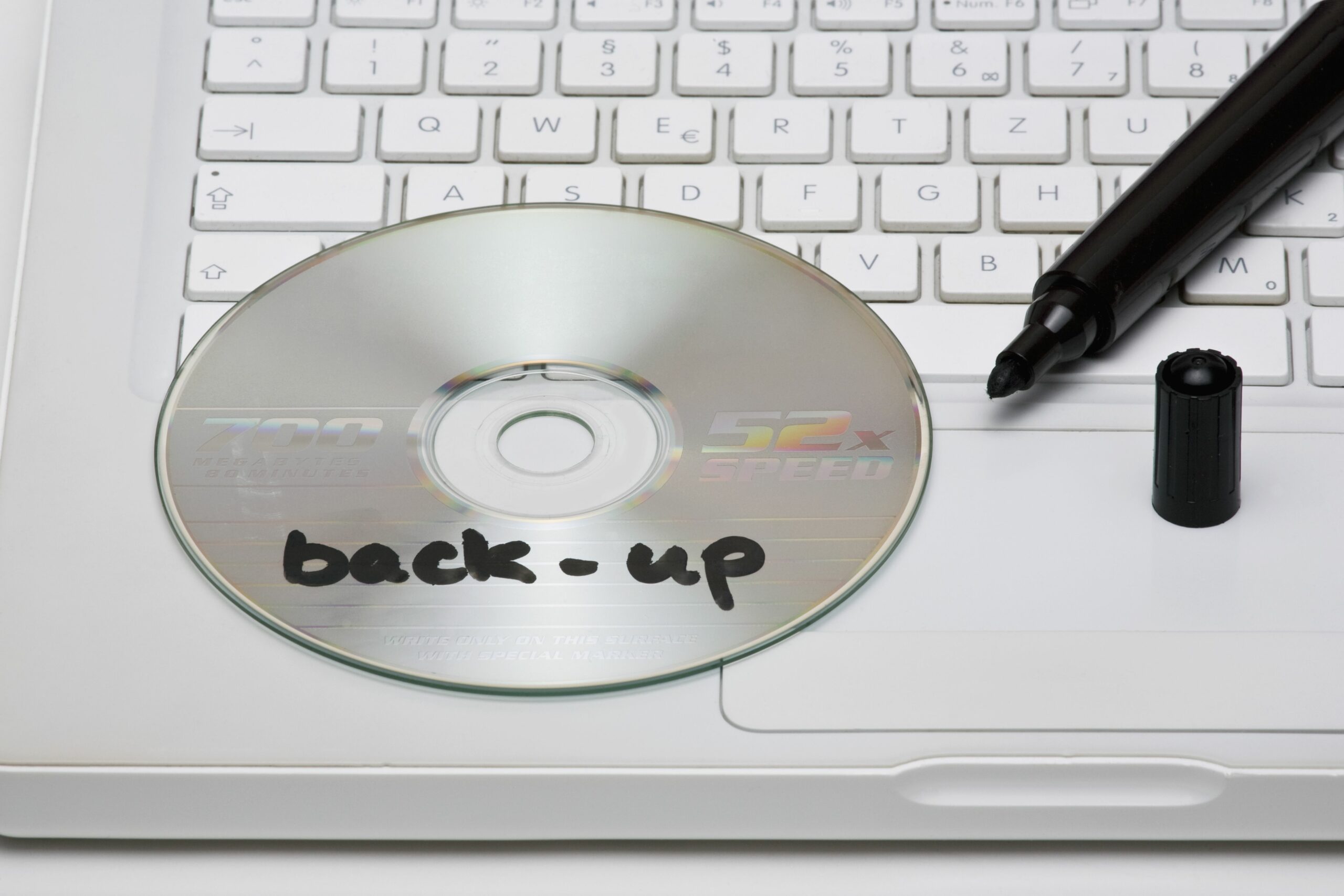 detail of a back up disc and a marker on a laptop 101883221 5b9f80c1c9e77c002cd5aa91 scaled