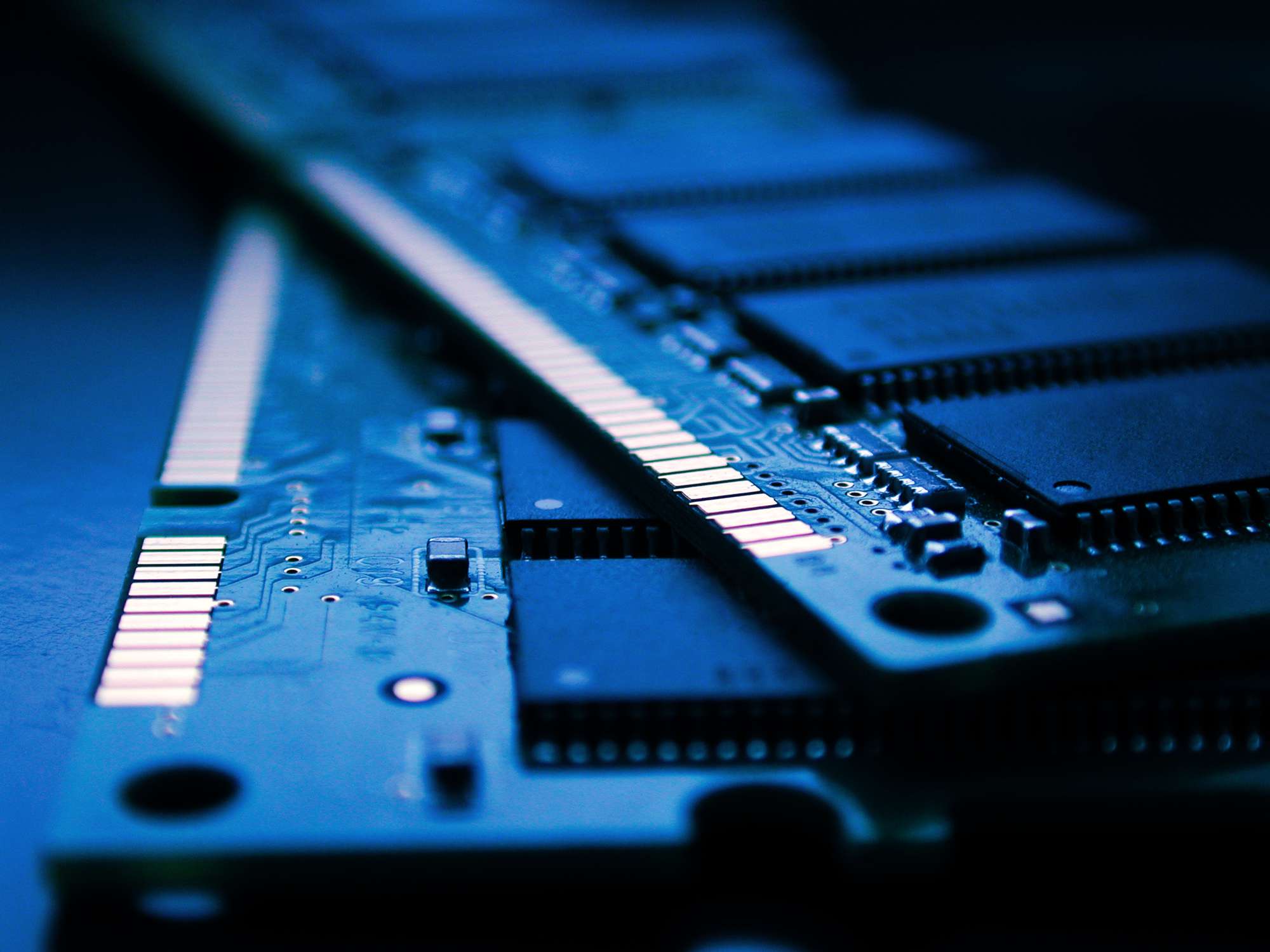 Lähikuva kahdesta tikusta tietokoneen RAM-muistista pehmeän sinisen valon alla