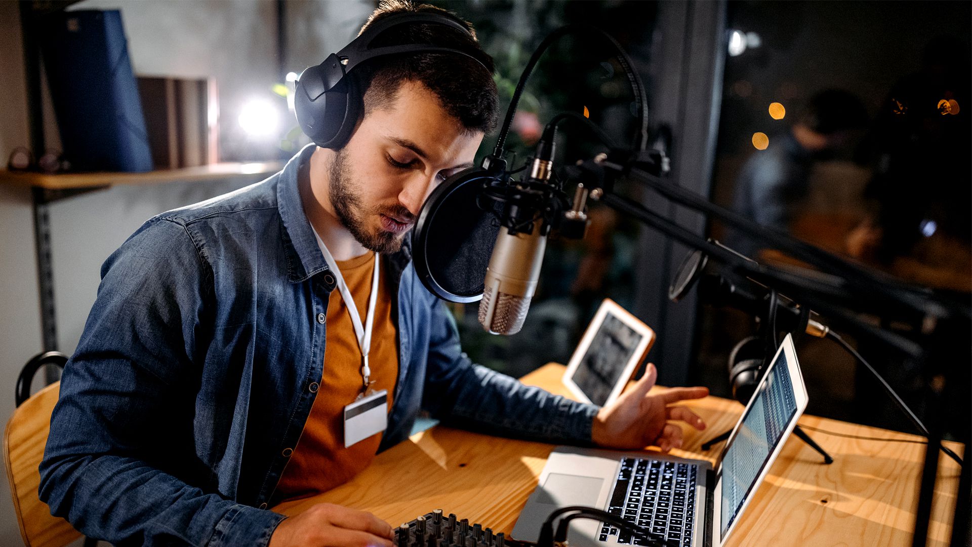 how to upload a podcast to spotify featured c9d043ed37d04b0dac14c907747f6b54