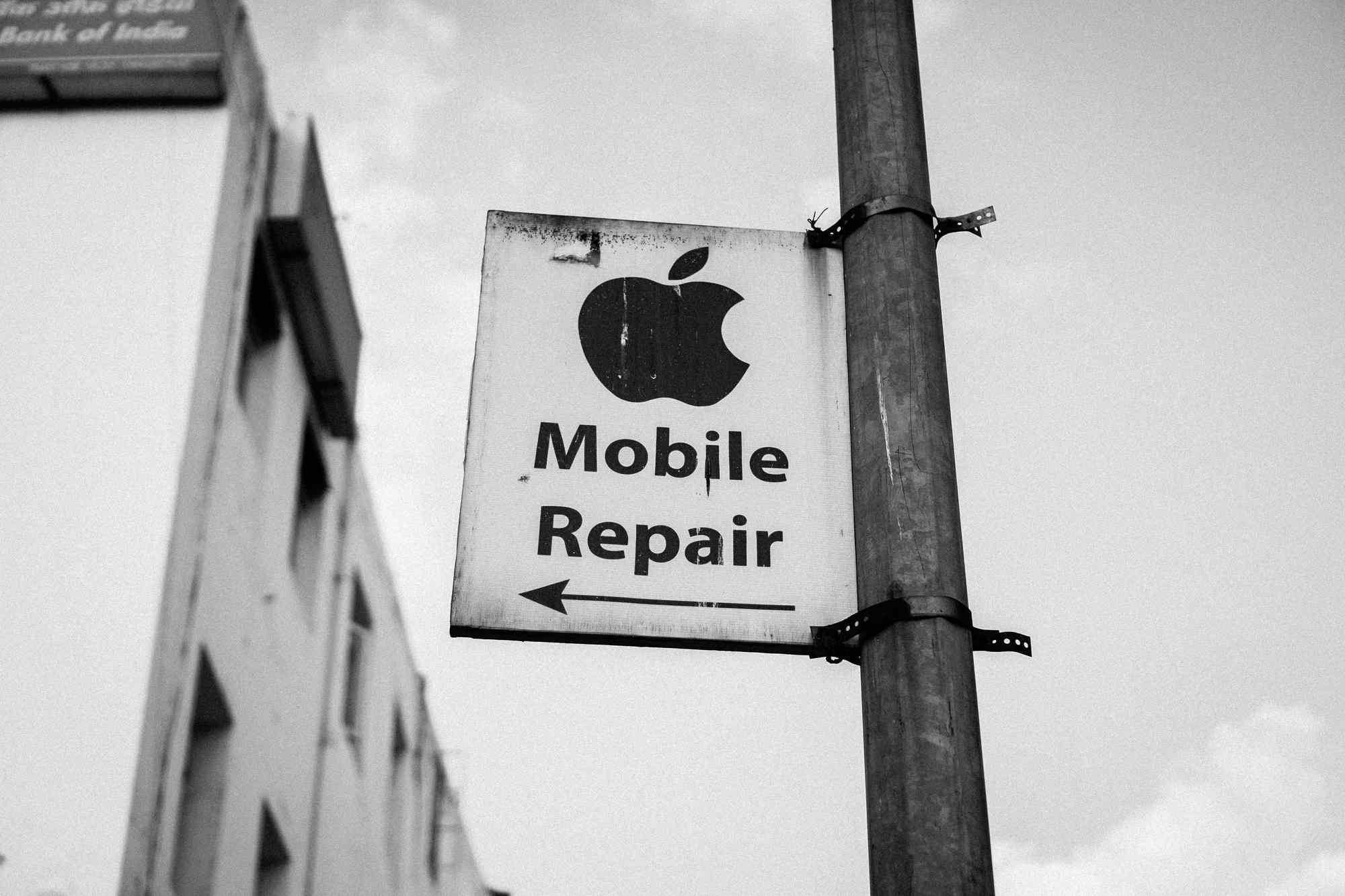Katukyltti, jossa lukee "Mobile Repair" Apple-logon alla