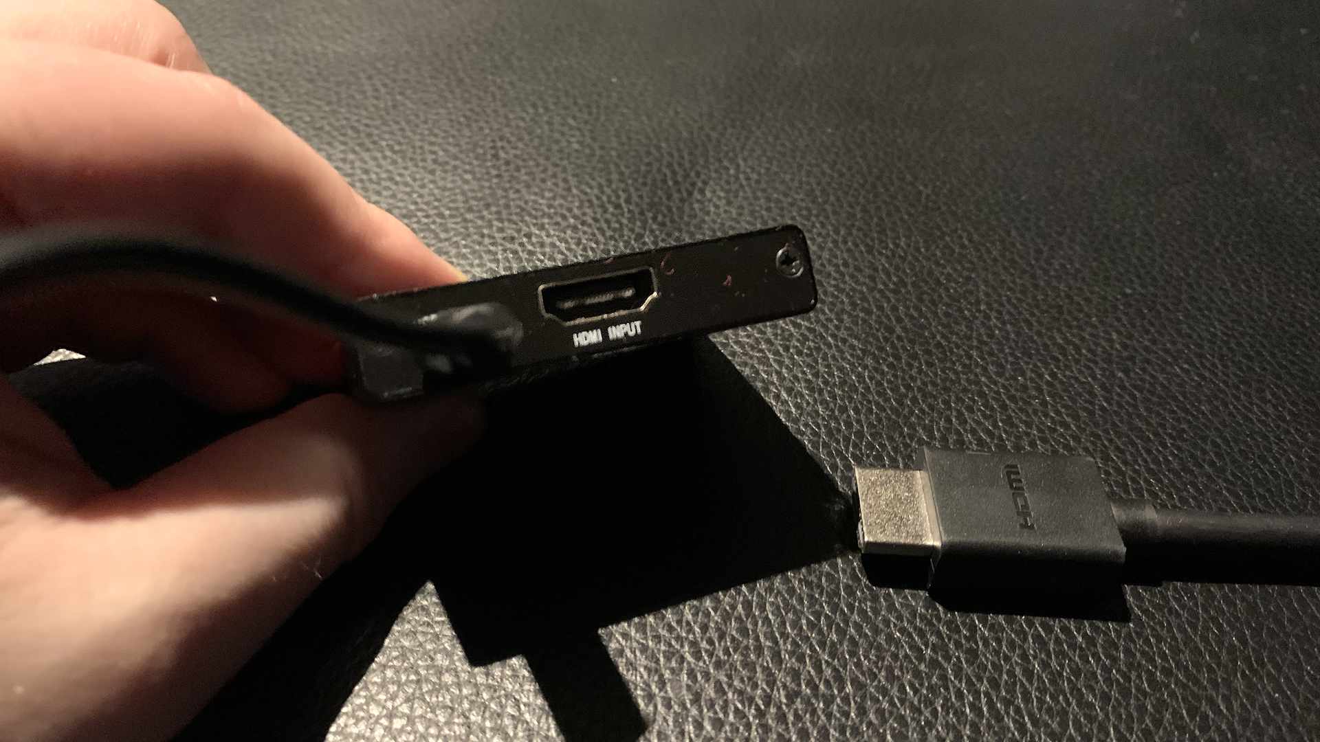 HDMI-jakaja ja HDMI-kaapeli.