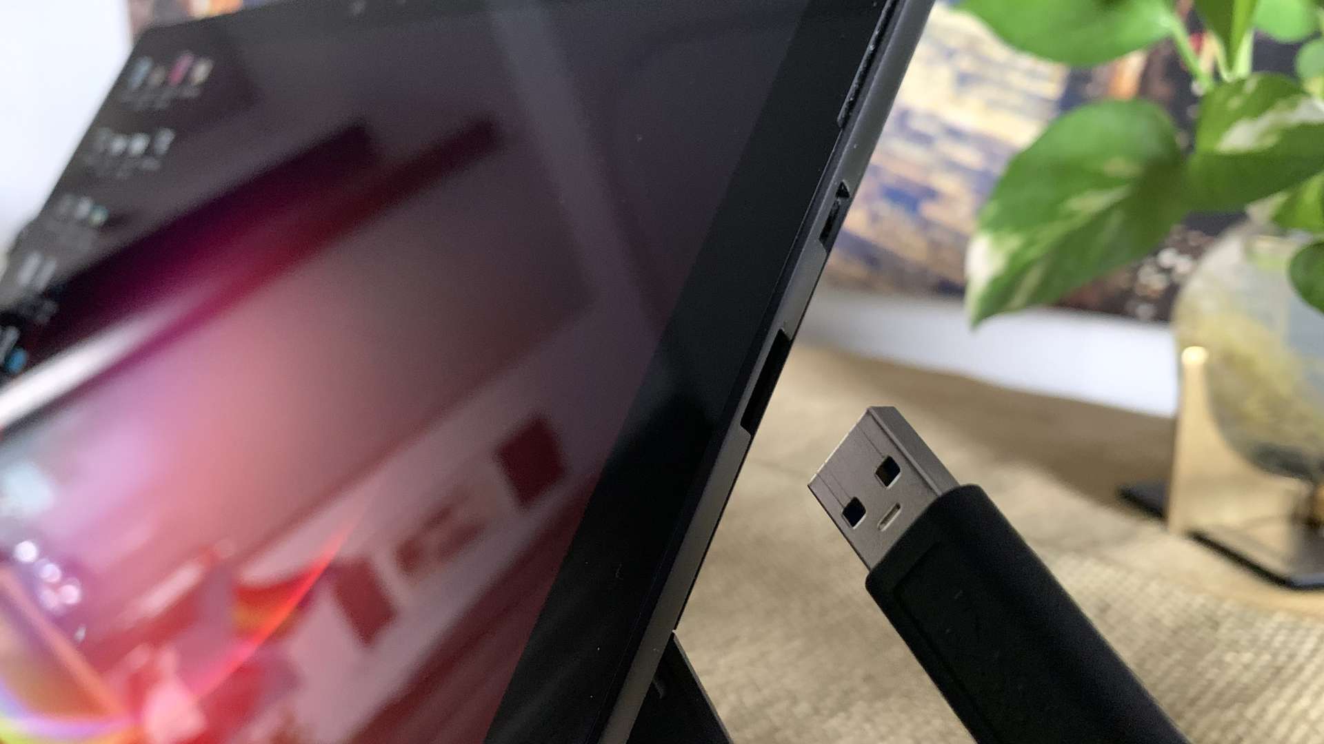 Microsoft Surface Pro 7 ja USB-kaapeli liitetään siihen.