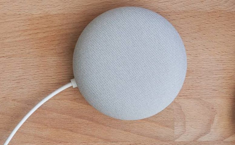 Google Nest Mini pöydällä.