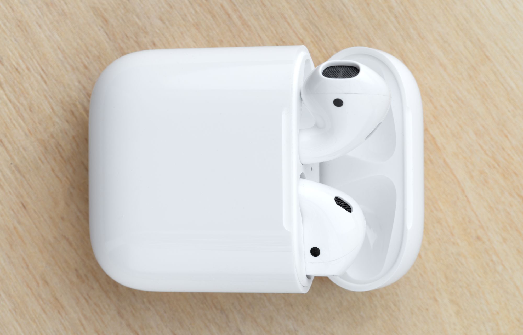 Aseta Apple AirPods takaisin latauskoteloonsa, sulje kansi ja odota muutama sekunti.