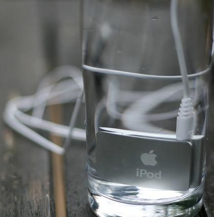 iPod in water 56a67eb33df78cf7728eadbc