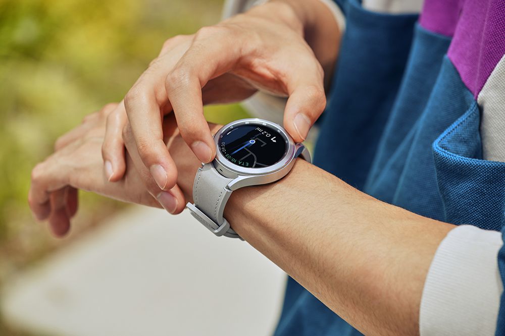 Henkilö, joka käyttää Samsung Galaxy Watch4 -kelloa ranteessa