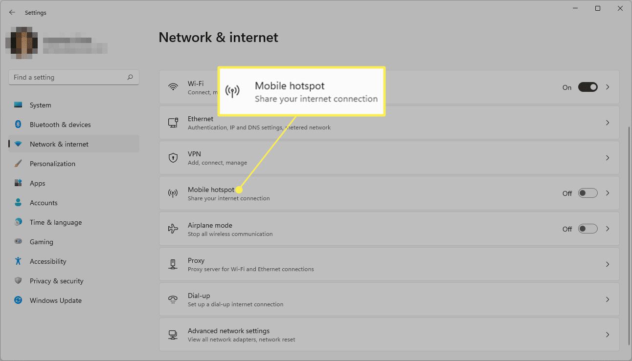 Windows 11:n verkko- ja internetasetukset Mobile Hotspot korostettuna