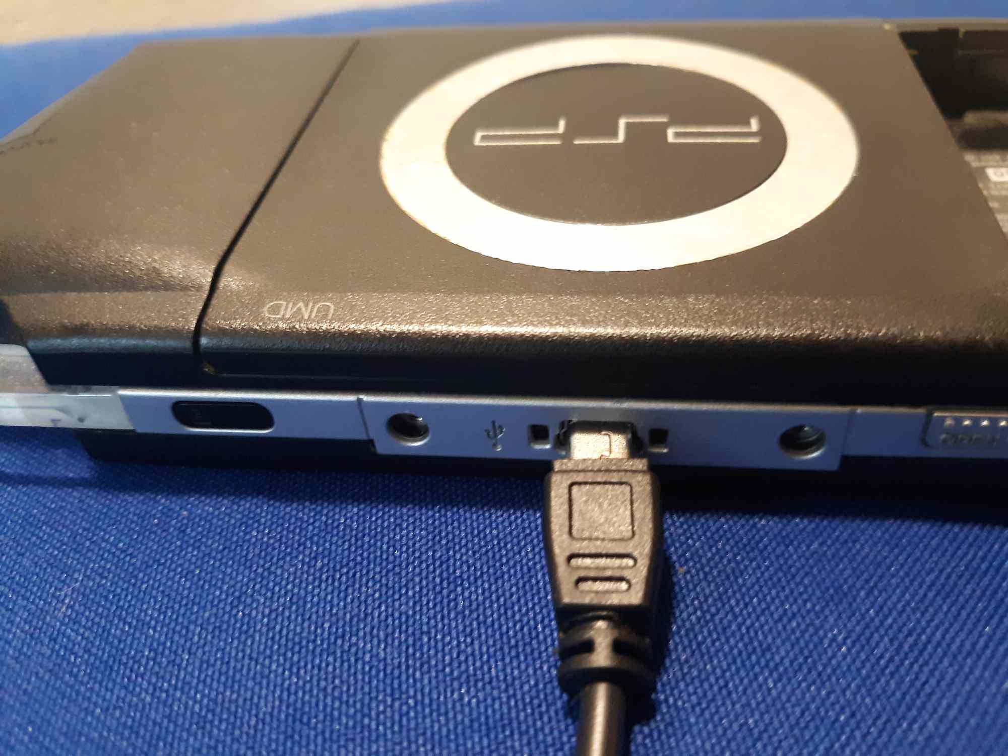 USB mini-B -liitin kytketty PSP:hen