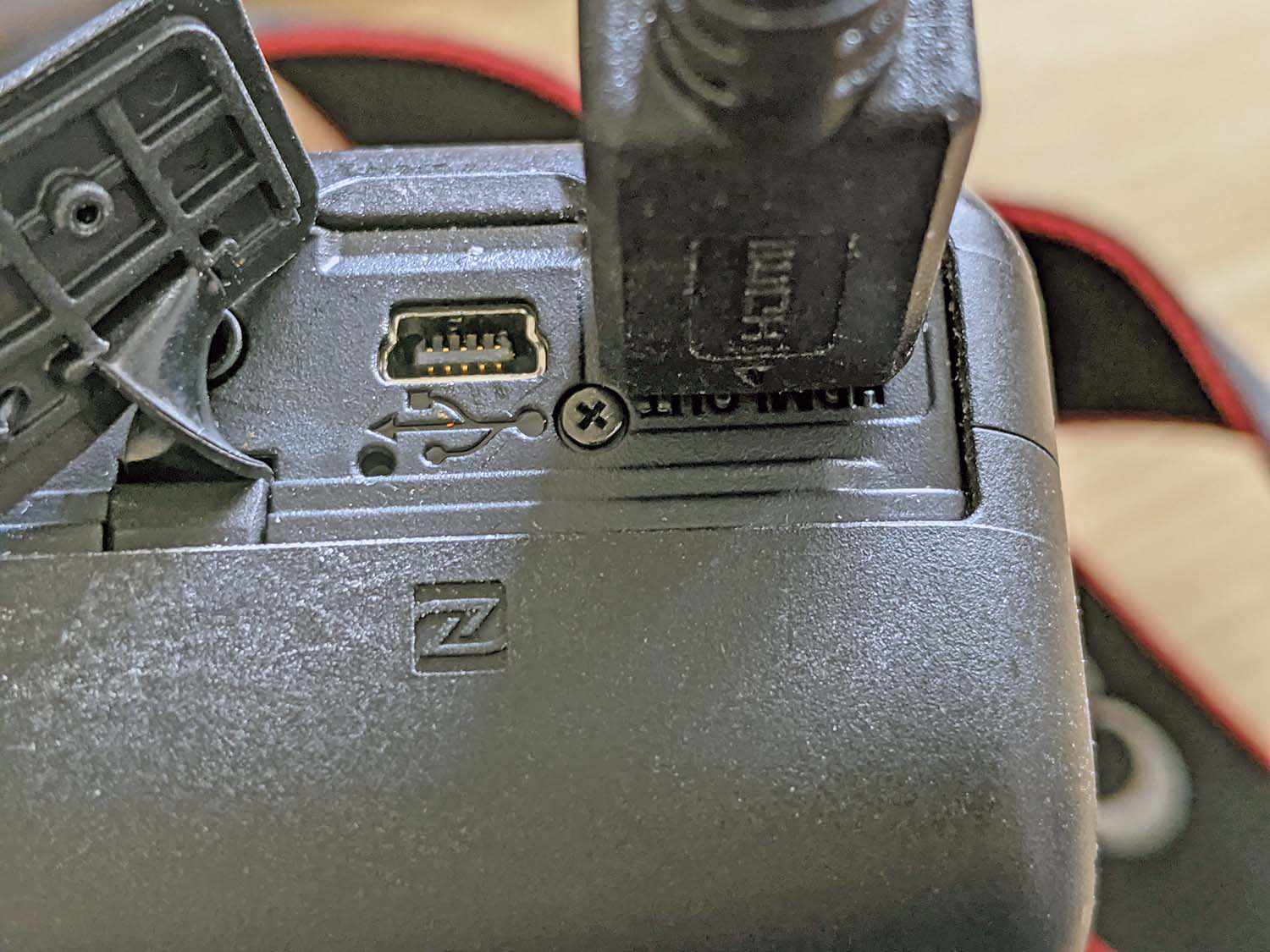 HDMI:n liittäminen DSLR-laitteeseen.