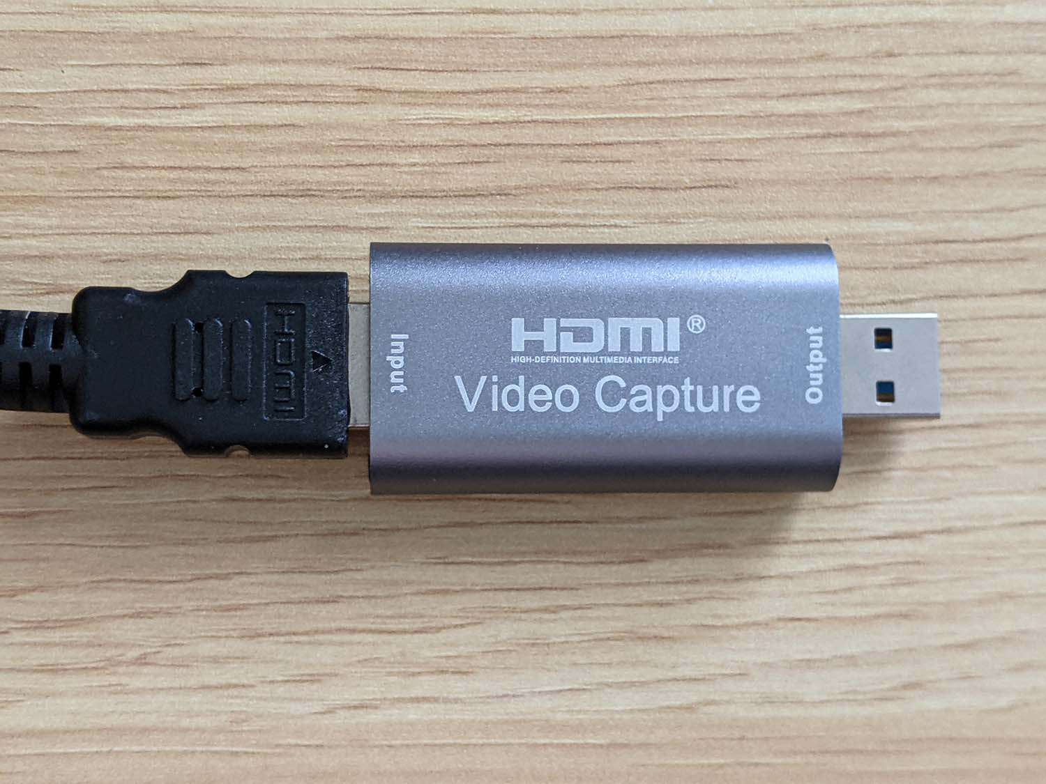 HDMI-kaapelin liittäminen videokaappauslaitteeseen.
