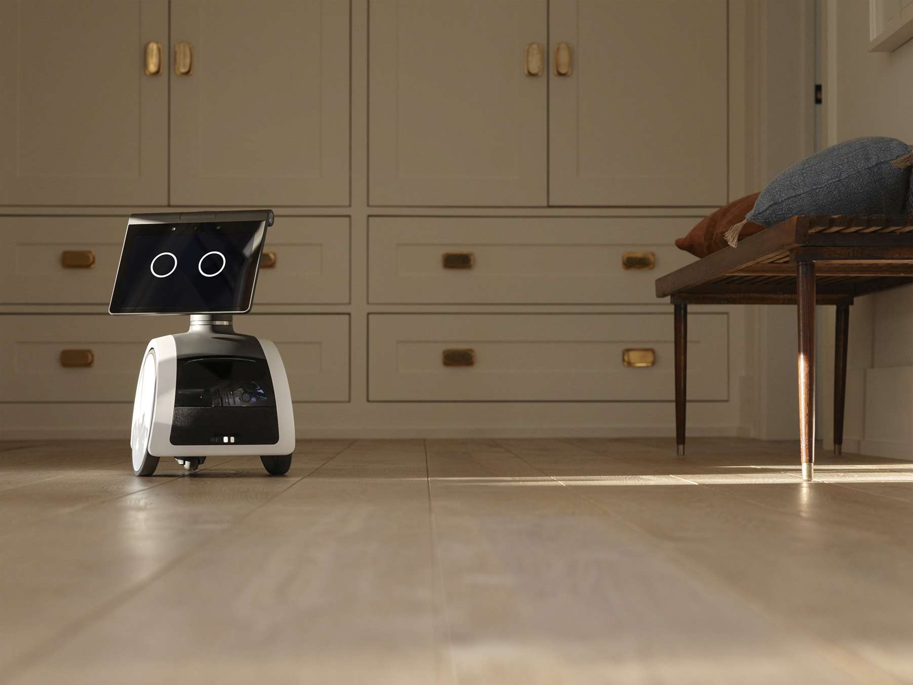 Amazon Astro -robotti partioi talossa.