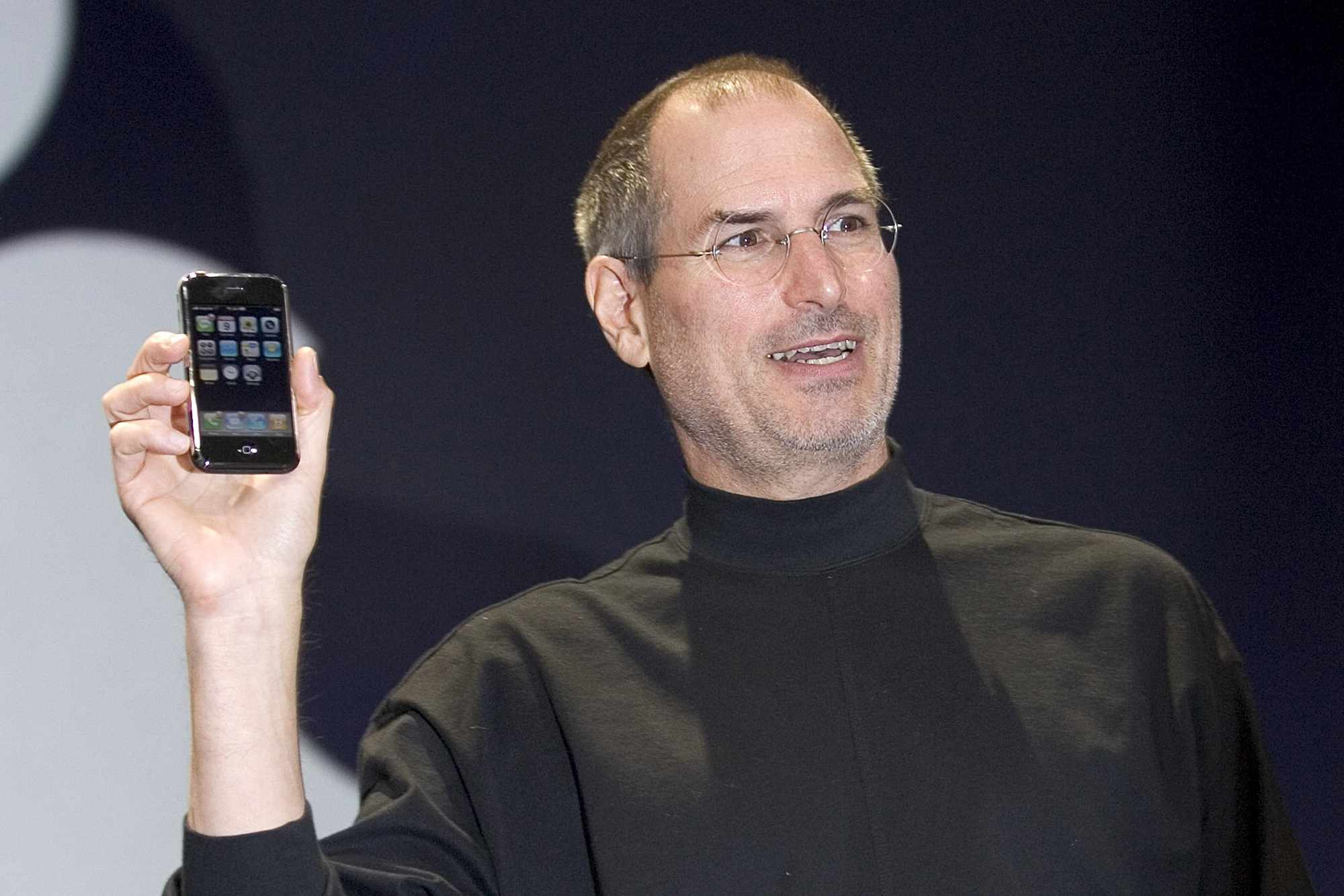 Steve Jobs esittelee Apple iPhonen MacWorld Expossa