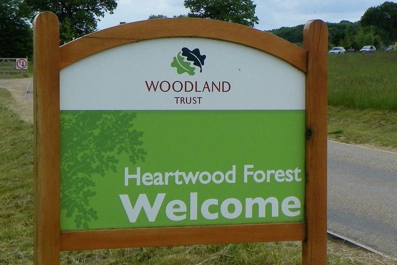 Tervetuloa kyltti Heartwood Forest