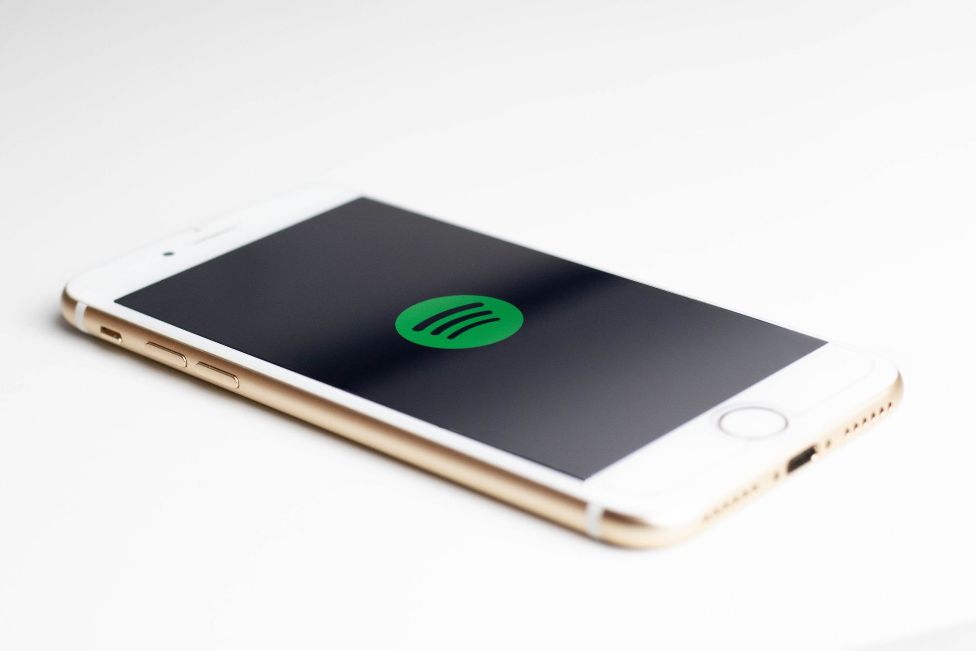 Spotify-logo näkyy iPhonessa.