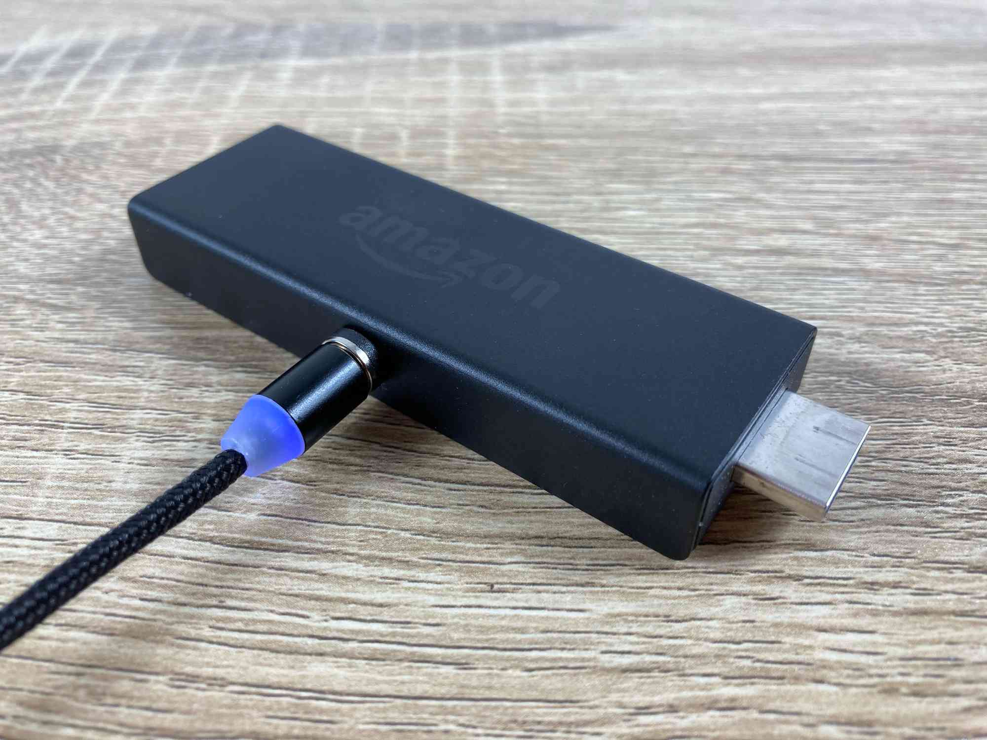 Fire TV Stick liitetty USB-virtalähteeseen.