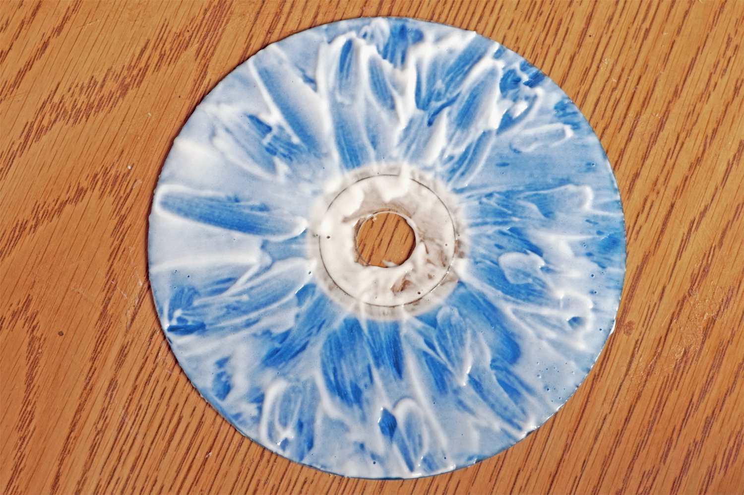 Naarmuuntunut CD peitetty hammastahnalla