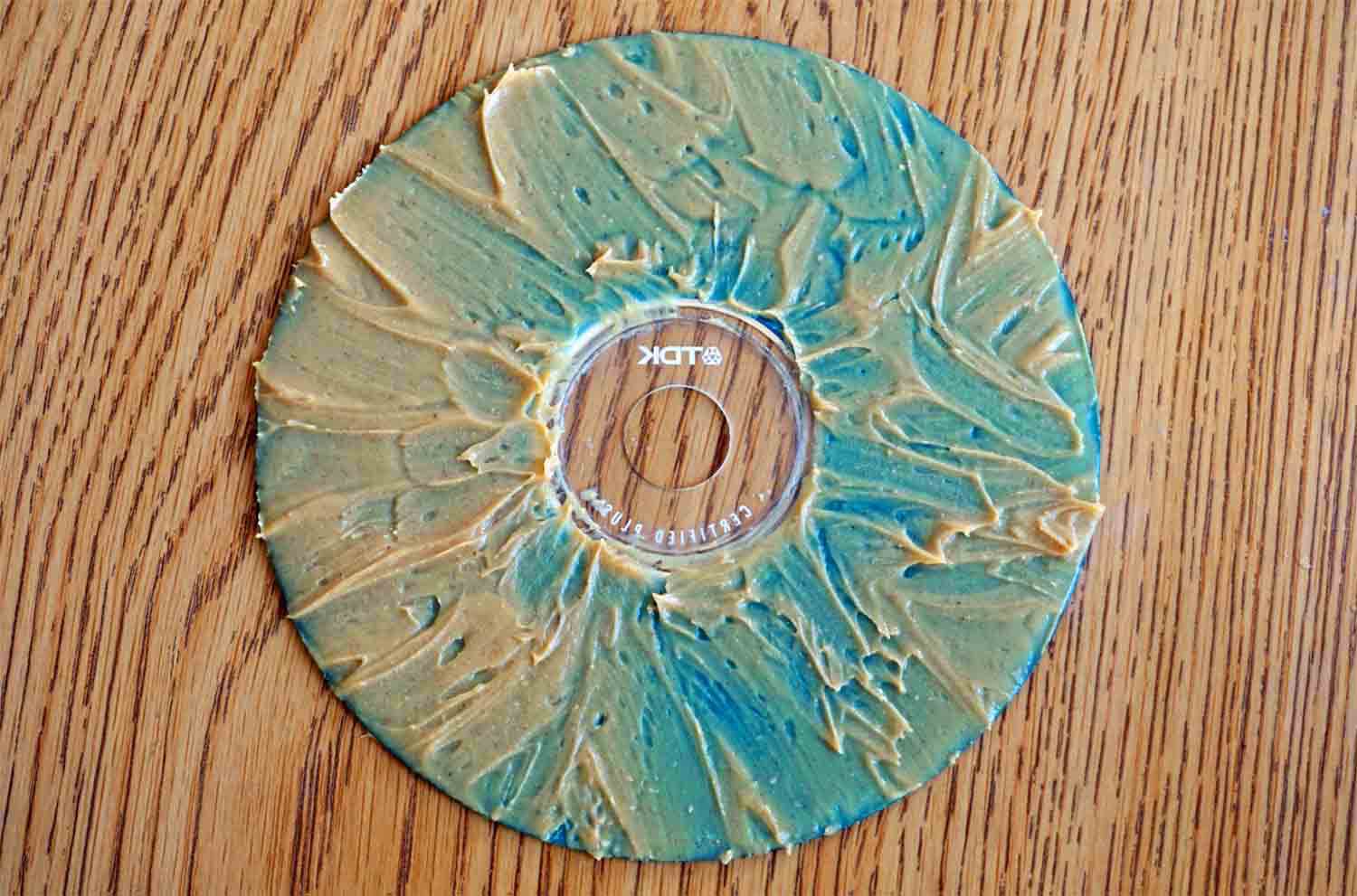 Korjaa naarmuuntunut CD - maapähkinävoi
