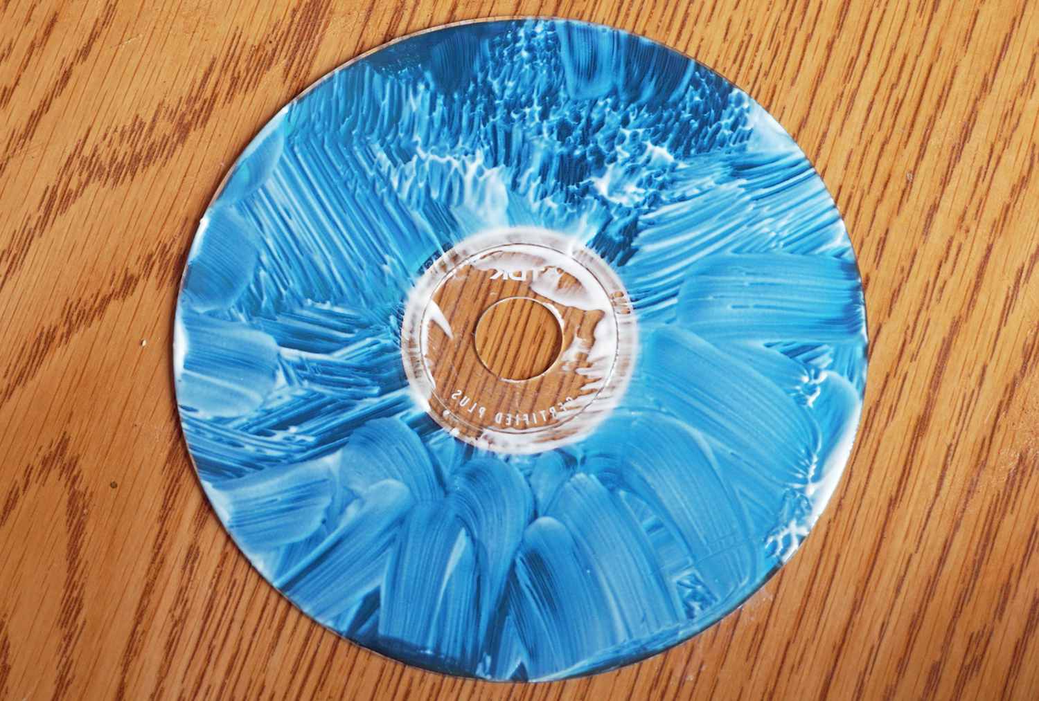 Naarmuuntunut CD, peitetty puolaksi