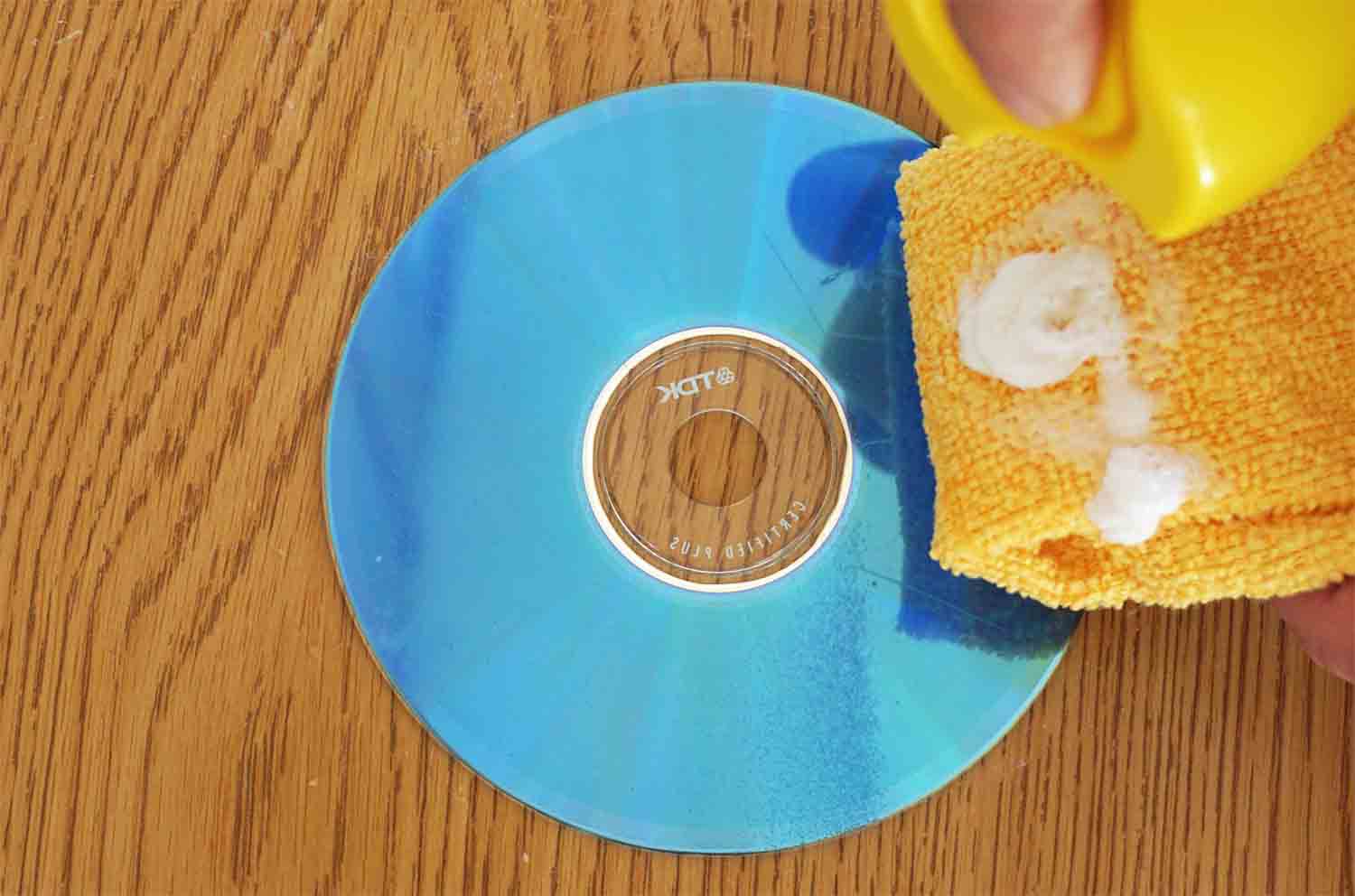 Naarmuuntuneen CD-levyn korjaaminen - Kankaan kiillotus