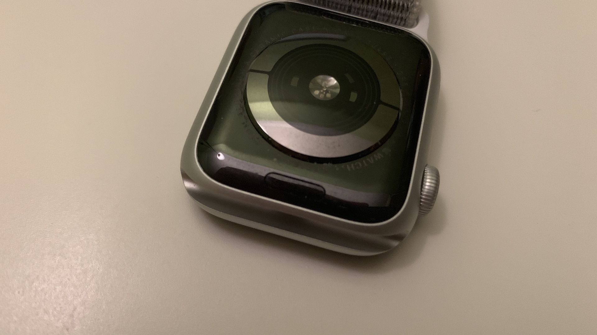 Apple Watch, jonka ranneke on poistettu